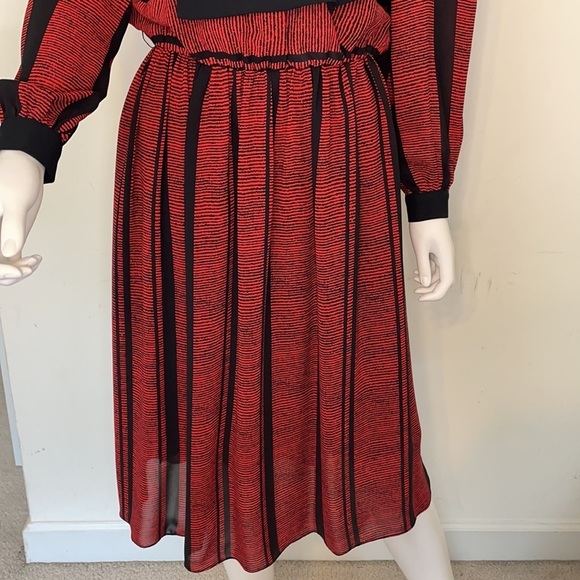 Vintage Pedestal Midi Dress - Picture 3 of 14